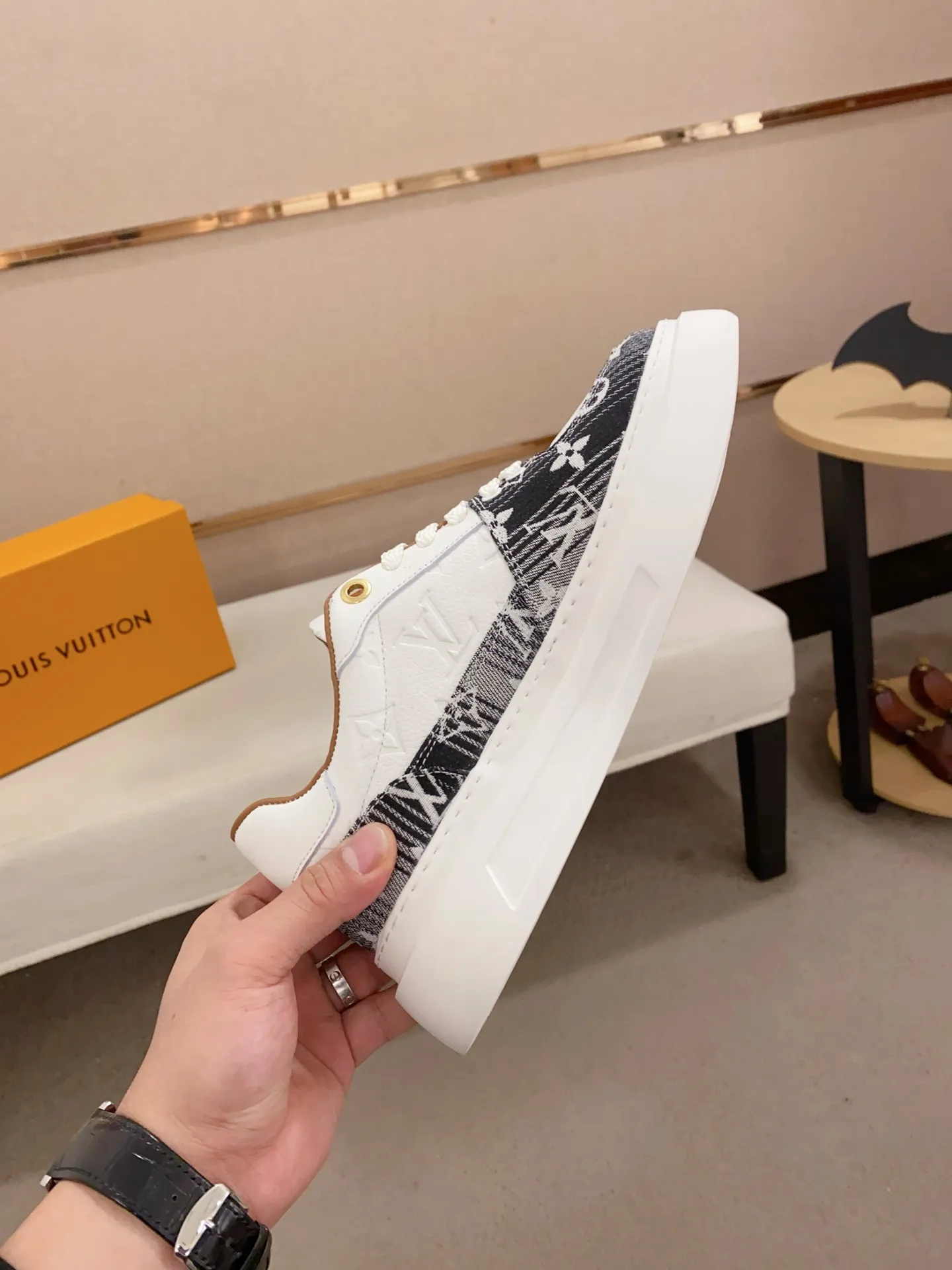 Factory price: 480💰🎉🎉LV~Louis Vuitton trendy men's shoes, new shipments, latest matching, same style as the official website, super high quality, best-selling season [strong][strong][strong]Selected first-layer cowhide, comfortable cowhide lining, original last, comfortable on the feet, wear-resistant rubber outsole, size: 38-44.